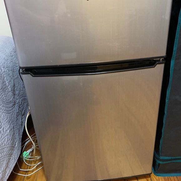 Mini fridge - Picture 1 of 3